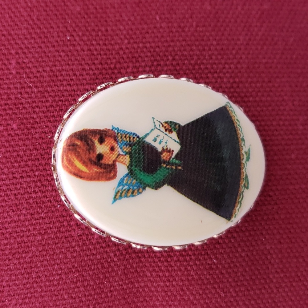 Vintage Angel Cameo-style Brooch